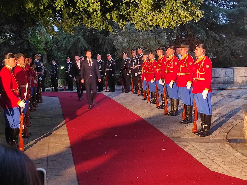 <p>Obraćajući se gostima, predsjednik Vlade je kazao da je integracija u NATO prije sedam godina značila i usvajanje i primjenu vrijednosti i principa koje baštini Alijansa, odnosno potvrdu da je Crna Gora dostigla propisane standarde pridruživši se savezu najrazvijenih zemalja, te da danas slijedi tada trasiran razvojni put i stoji pred vratima Evropske unije</p>