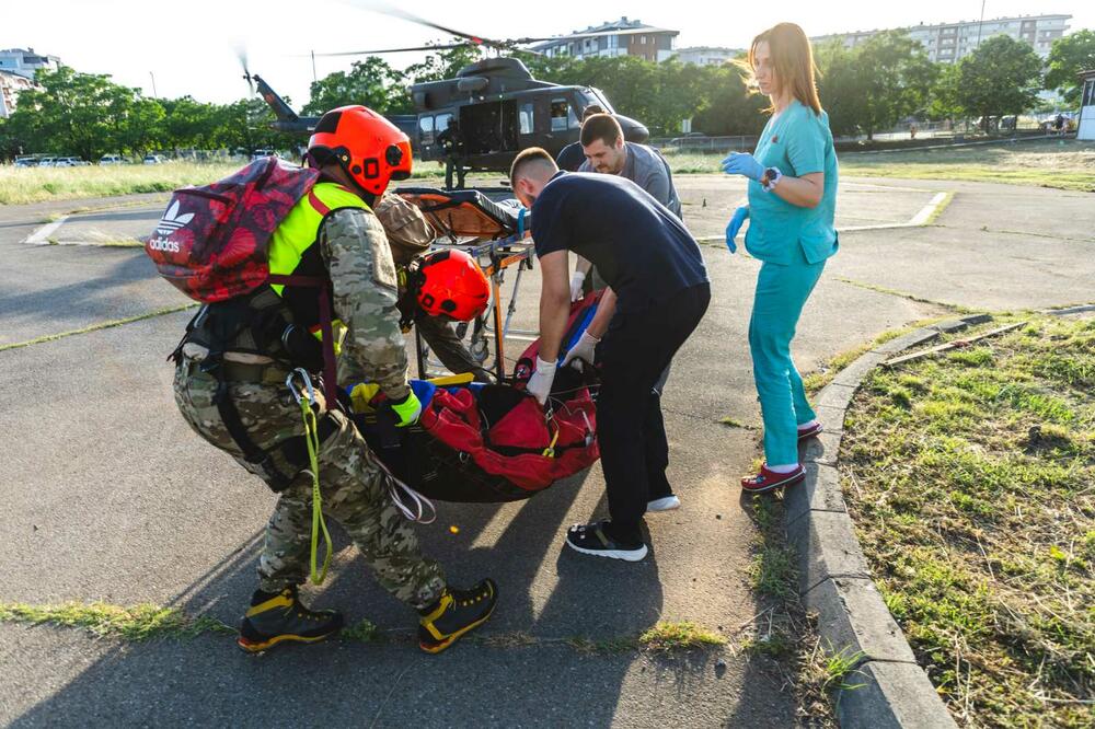 <p>"Posada helikoptera Bell 412 i spasilački tim VCG reagovali su odmah po pozivu i izveli su operaciju spašavanja na vrlo nepristupačnom terenu, na 2.400 m nadmorske visine"</p>