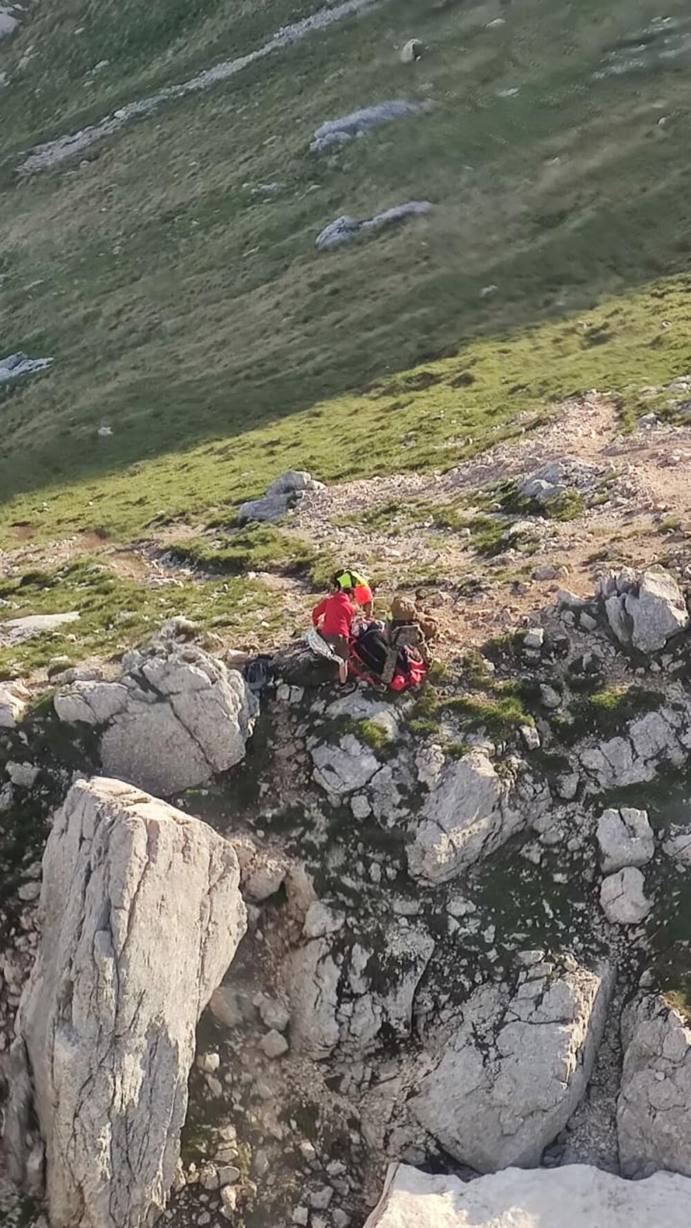 <p>"Posada helikoptera Bell 412 i spasilački tim VCG reagovali su odmah po pozivu i izveli su operaciju spašavanja na vrlo nepristupačnom terenu, na 2.400 m nadmorske visine"</p>