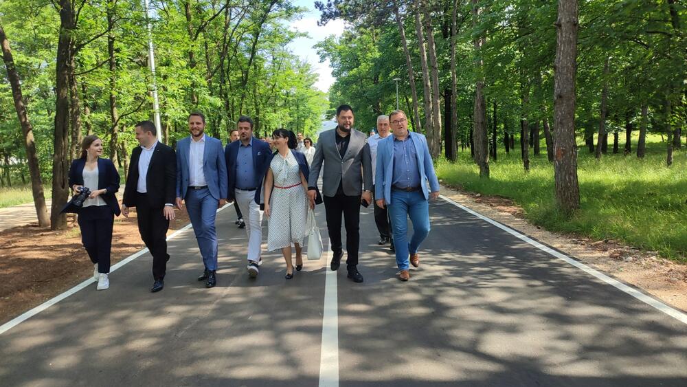 <p>Na kraju ulice se gradi novi vatrogasni dom, a nekada je vatrogasno društvo u Nikšiću nosilo ime revolucionara Deretića</p>