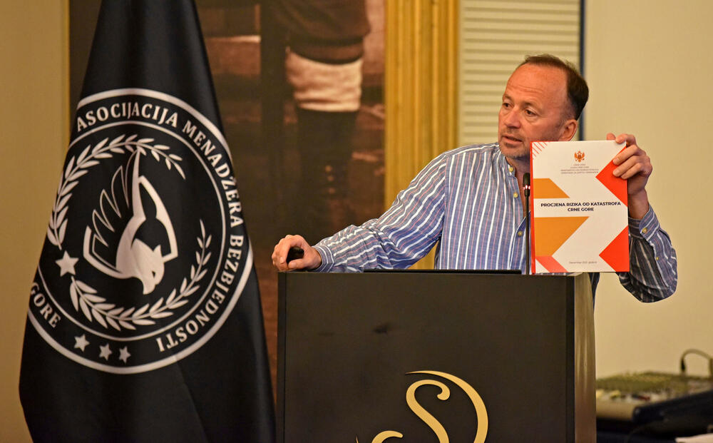 <p><em>Stručne konsultacije posvećene zaštiti lica i imovine, zaštiti i spašavanju, zaštiti od požara i zaštiti na radu održane su 11. juna 2024. godine u hotelu Splendid.</em></p>