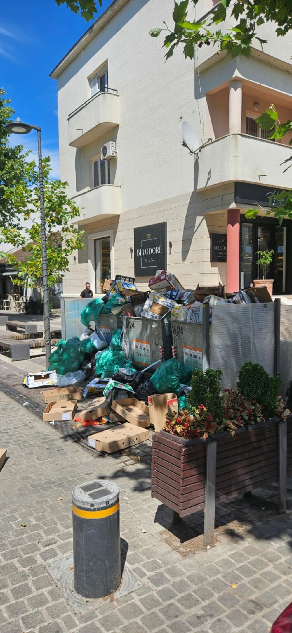 <p>"Pražnjenje je izvršeno u 15.45h, a u kontejnerima se dominantno nalazio ambalažni otpad iz ugostiteljskih objekata, koji teško može stvarati 'nesnosan smrad' "</p>