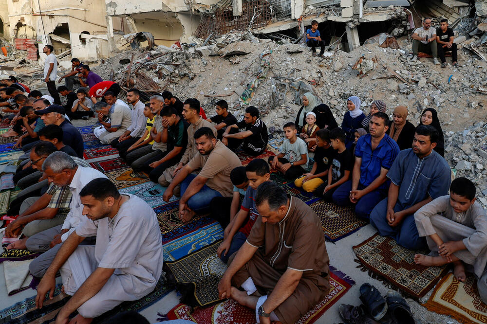 Palestinici u Gazi se mole na ruševinama džamije uništene u izraelskom vazdušnom napadu, Foto: Reuters