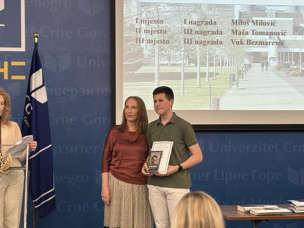 <p>Svečana dodjela priznanja najuspješnijim takmičarima Olimpijade znanja održana je danas Rektoratu Univerziteta Crne Gore, u Podgorici.</p>  <p>Posebno su se istekli Vuk Čurović i Balša Radulović iz podgoričke gimnazije “Slobodan Škerović” koji su prva mjesta osvojili sa maksimalnih 100 bodova.</p>  <p>Rektor Univerziteta Crne Gore, prof. dr Vladimir Božović, kazao je da se nalazi u najboljem mogućem društvu, i istakao da je i sam bio takmičar.</p>  <p>“Nagrađene želim da podstaknem da nastave u ovom pravcu”, poručio je on.</p>  <p>Dekan prirodno matematičkog fakulteta, Miljan Bigović najavio je da će se plaketa za osvojenih maksimalnih 100 bodova nositi ime po preminulom, nekadašnjem dekanu prirodno-matematičkog fakulteta dr Predragu Stanišiću.</p>