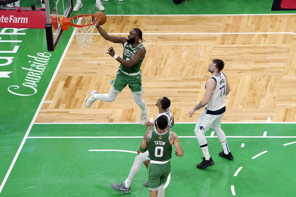 Džejlen Braun polaže loptu u koš, Foto: Reuters