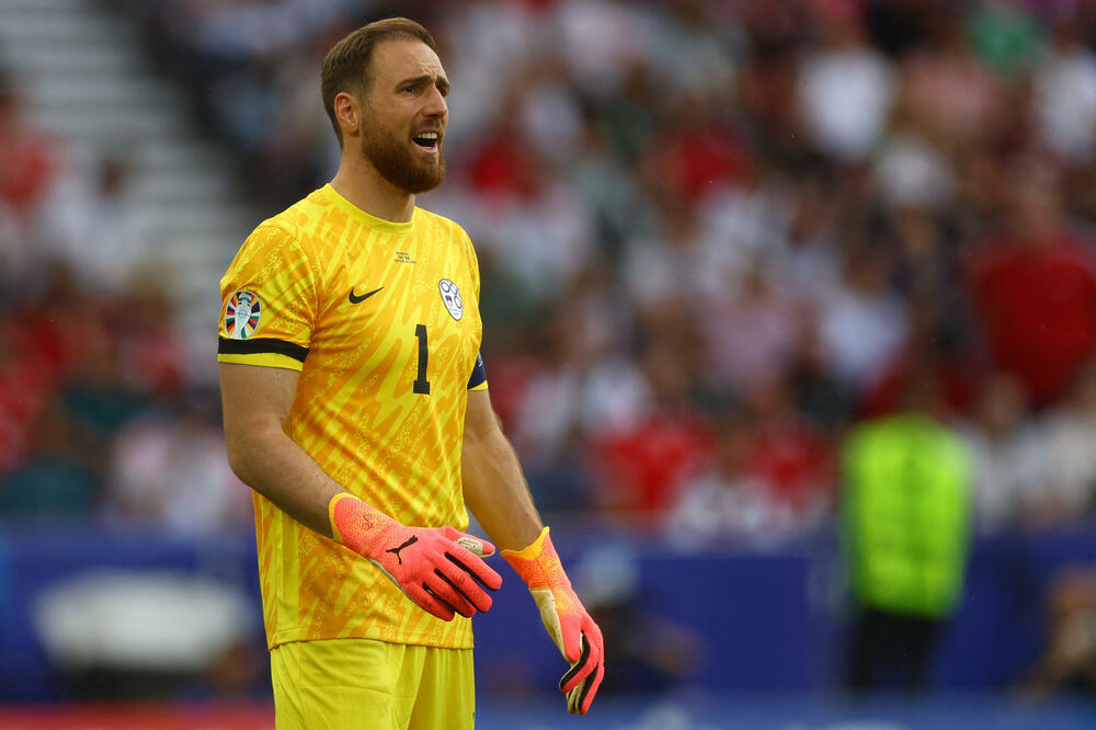 Oblak sa crnim florom tokom meča sa Danskom, Foto: Reuters