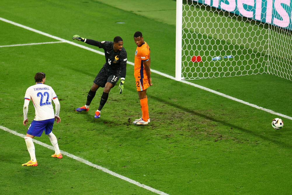 Trenutak kada je zbog ometanja Damfrisa poništen gol Simonsa, Foto: Reuters