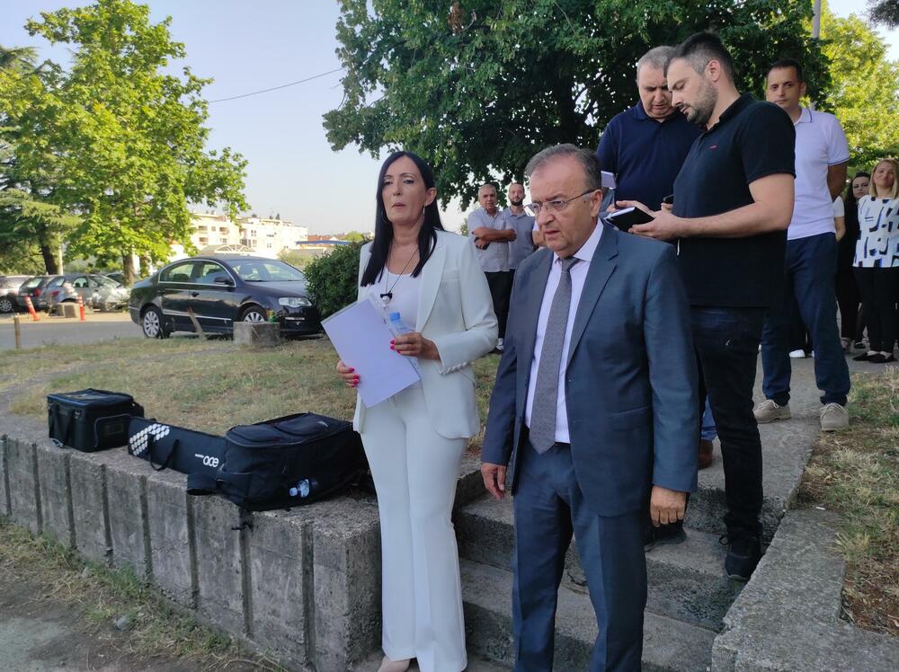 Obraćaju se okupljenima