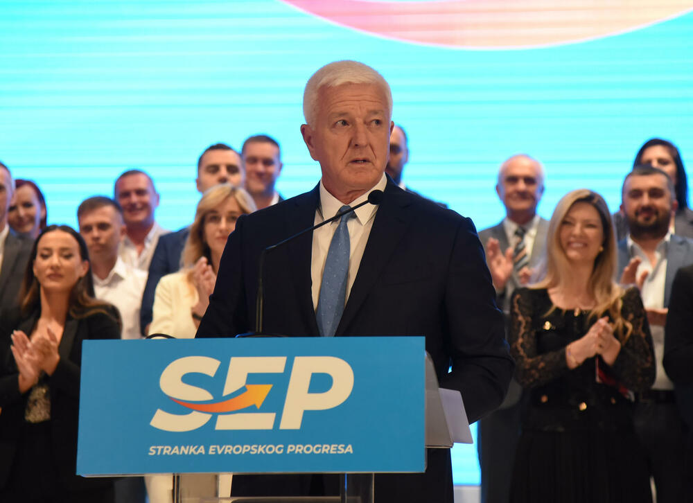 <p>Marković je novinarima rekao i da se sa bivšim liderom DPS-a Milom Đukanovićem nije vidio neko vrijeme, te da njih dvojica drugačije gledaju na ono što je potrebno Crnoj Gori</p>