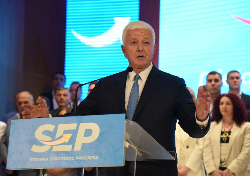 <p>Marković je novinarima rekao i da se sa bivšim liderom DPS-a Milom Đukanovićem nije vidio neko vrijeme, te da njih dvojica drugačije gledaju na ono što je potrebno Crnoj Gori</p>