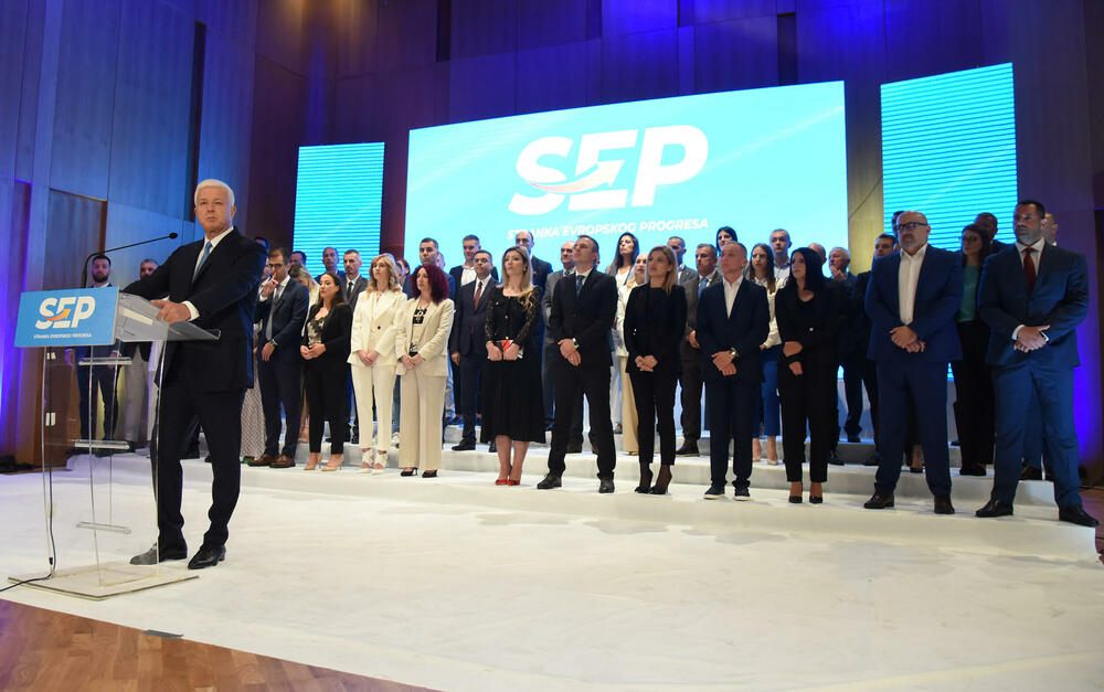 <p>Marković je novinarima rekao i da se sa bivšim liderom DPS-a Milom Đukanovićem nije vidio neko vrijeme, te da njih dvojica drugačije gledaju na ono što je potrebno Crnoj Gori</p>