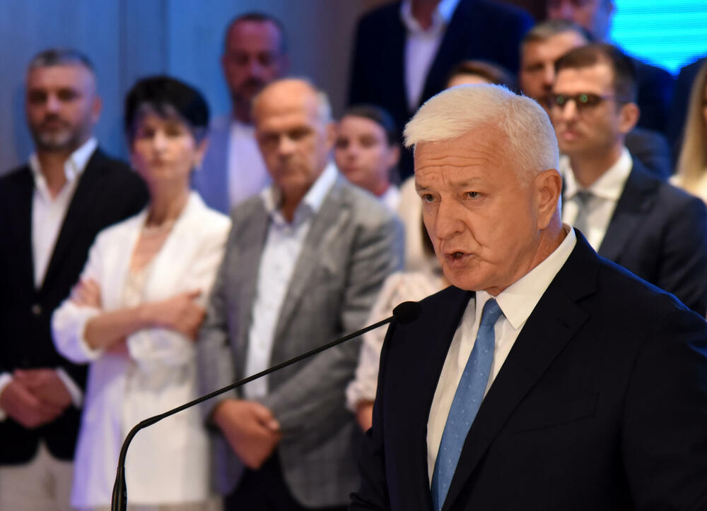 <p>Marković je novinarima rekao i da se sa bivšim liderom DPS-a Milom Đukanovićem nije vidio neko vrijeme, te da njih dvojica drugačije gledaju na ono što je potrebno Crnoj Gori</p>