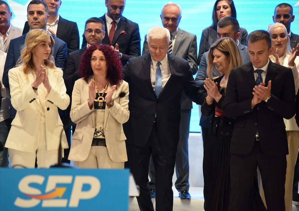 <p>Marković je novinarima rekao i da se sa bivšim liderom DPS-a Milom Đukanovićem nije vidio neko vrijeme, te da njih dvojica drugačije gledaju na ono što je potrebno Crnoj Gori</p>