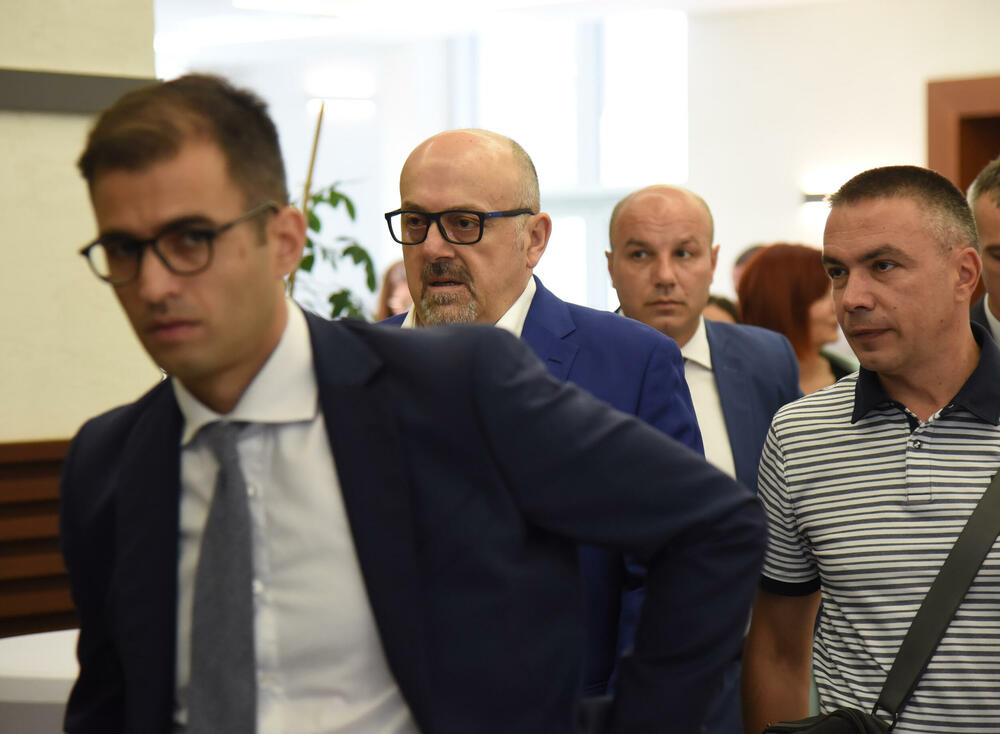 <p>Marković je novinarima rekao i da se sa bivšim liderom DPS-a Milom Đukanovićem nije vidio neko vrijeme, te da njih dvojica drugačije gledaju na ono što je potrebno Crnoj Gori</p>