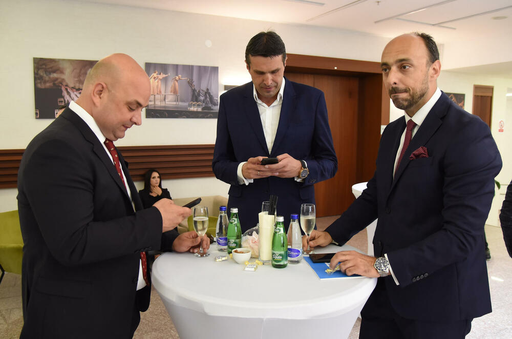 <p>Marković je novinarima rekao i da se sa bivšim liderom DPS-a Milom Đukanovićem nije vidio neko vrijeme, te da njih dvojica drugačije gledaju na ono što je potrebno Crnoj Gori</p>