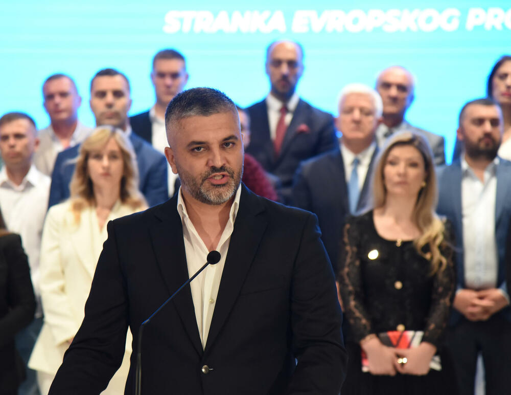 <p>Marković je novinarima rekao i da se sa bivšim liderom DPS-a Milom Đukanovićem nije vidio neko vrijeme, te da njih dvojica drugačije gledaju na ono što je potrebno Crnoj Gori</p>