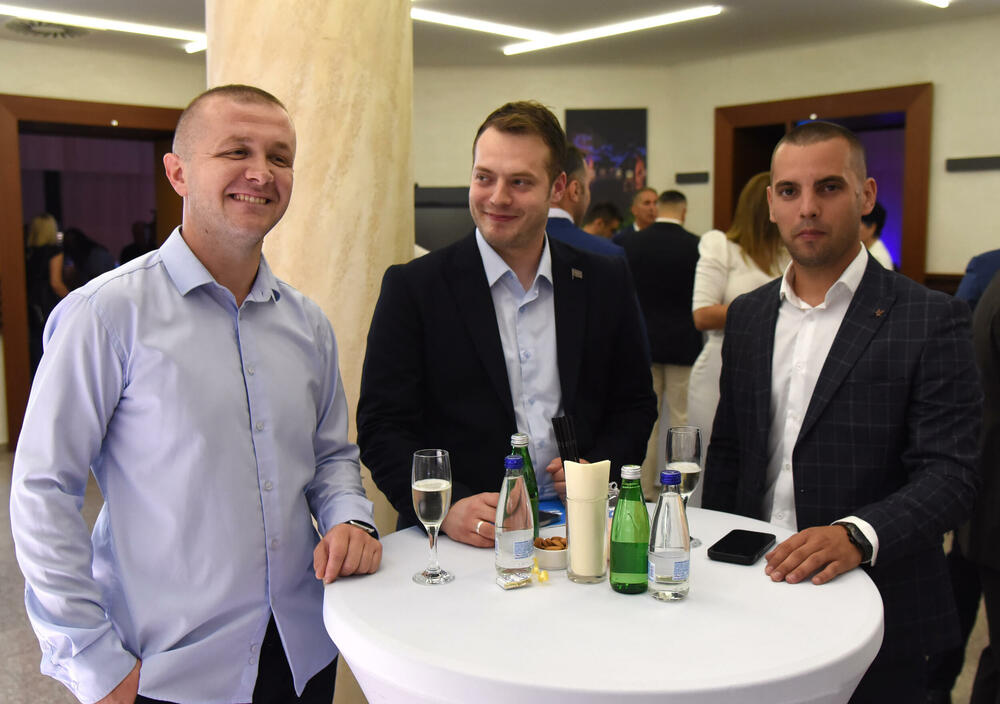 <p>Marković je novinarima rekao i da se sa bivšim liderom DPS-a Milom Đukanovićem nije vidio neko vrijeme, te da njih dvojica drugačije gledaju na ono što je potrebno Crnoj Gori</p>