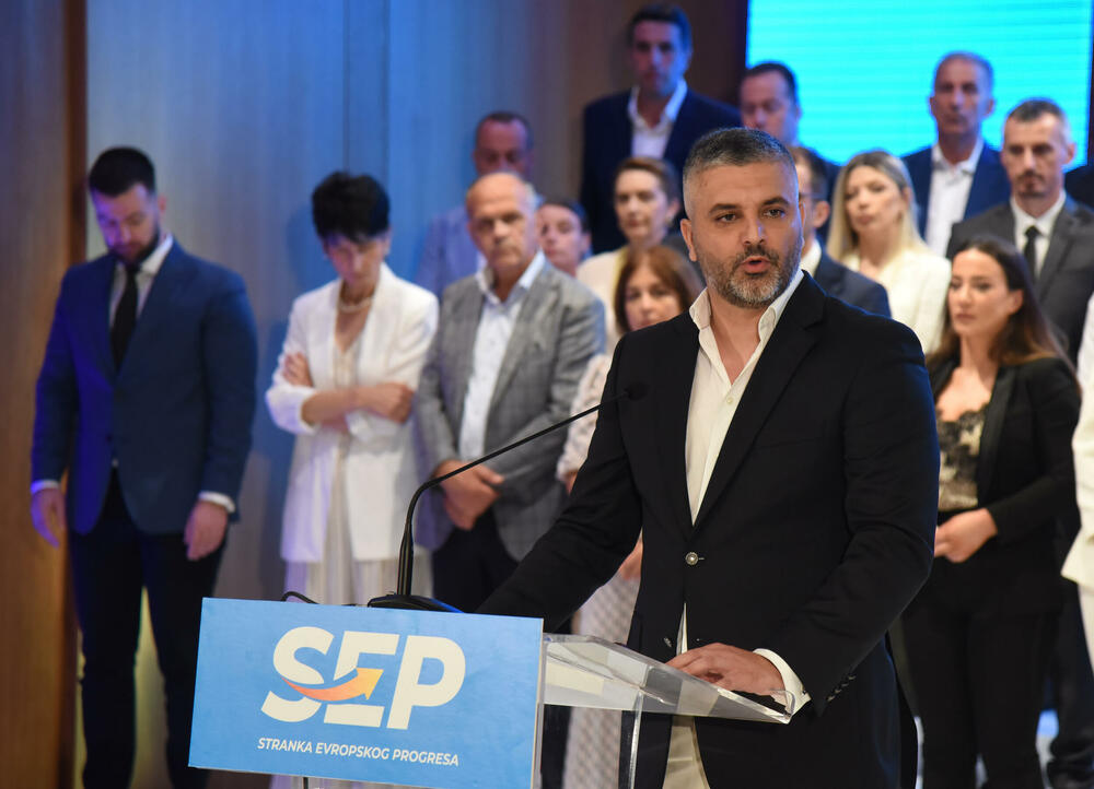 <p>Marković je novinarima rekao i da se sa bivšim liderom DPS-a Milom Đukanovićem nije vidio neko vrijeme, te da njih dvojica drugačije gledaju na ono što je potrebno Crnoj Gori</p>
