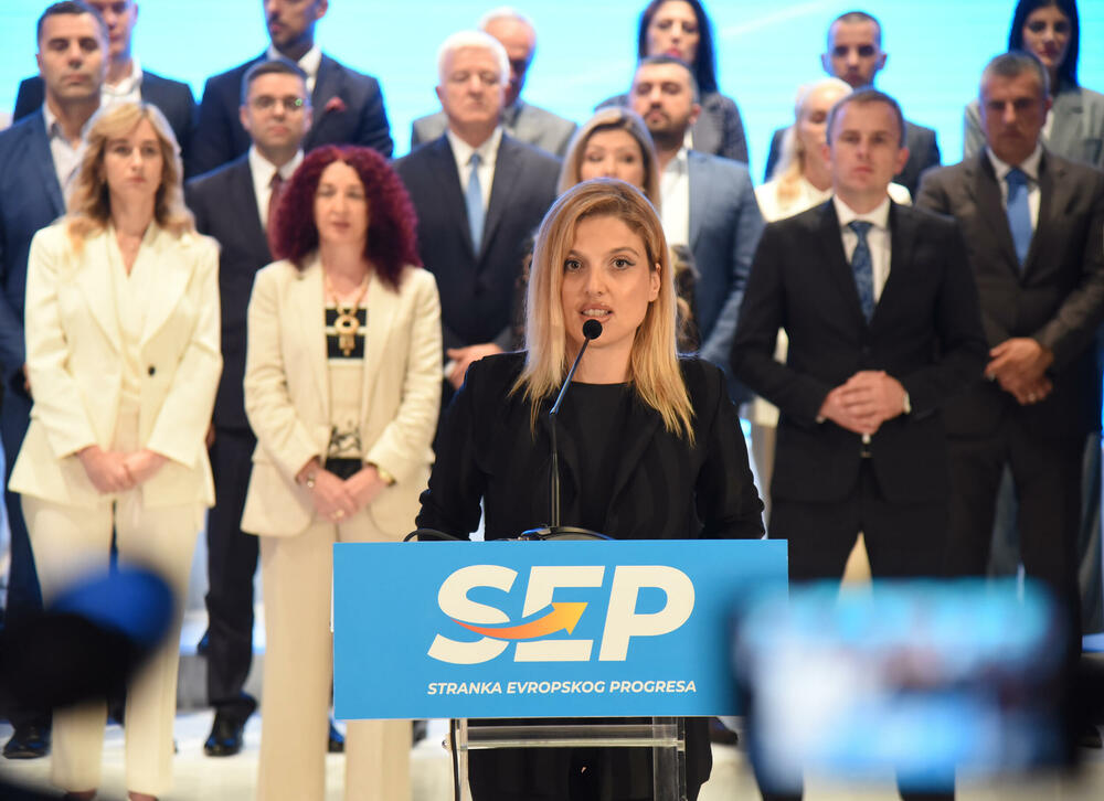 <p>Marković je novinarima rekao i da se sa bivšim liderom DPS-a Milom Đukanovićem nije vidio neko vrijeme, te da njih dvojica drugačije gledaju na ono što je potrebno Crnoj Gori</p>