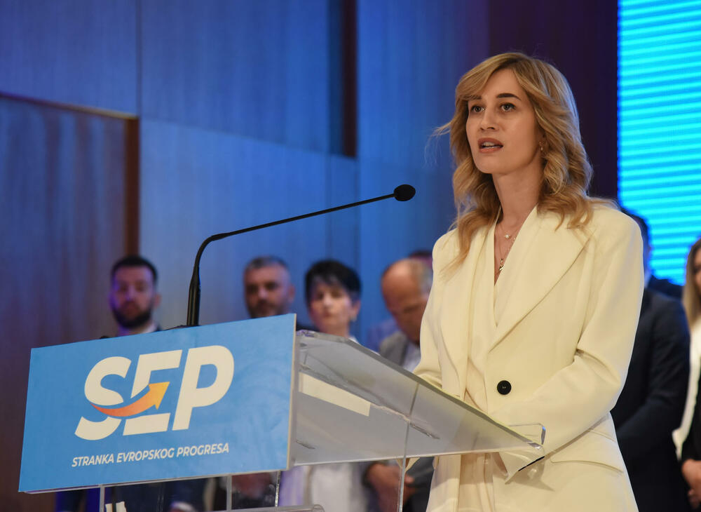 <p>Marković je novinarima rekao i da se sa bivšim liderom DPS-a Milom Đukanovićem nije vidio neko vrijeme, te da njih dvojica drugačije gledaju na ono što je potrebno Crnoj Gori</p>