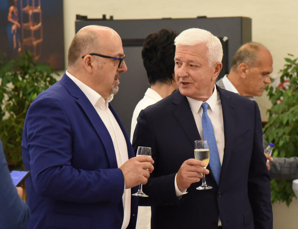 <p>Marković je novinarima rekao i da se sa bivšim liderom DPS-a Milom Đukanovićem nije vidio neko vrijeme, te da njih dvojica drugačije gledaju na ono što je potrebno Crnoj Gori</p>