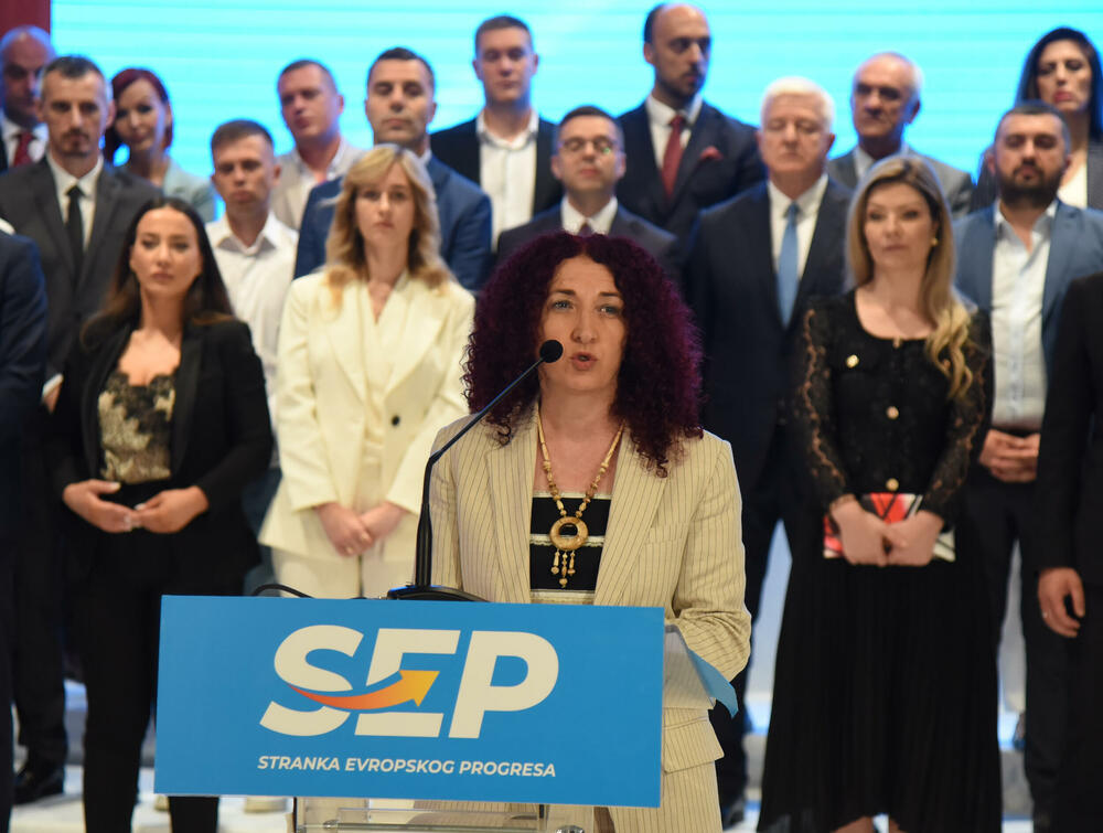 <p>Marković je novinarima rekao i da se sa bivšim liderom DPS-a Milom Đukanovićem nije vidio neko vrijeme, te da njih dvojica drugačije gledaju na ono što je potrebno Crnoj Gori</p>