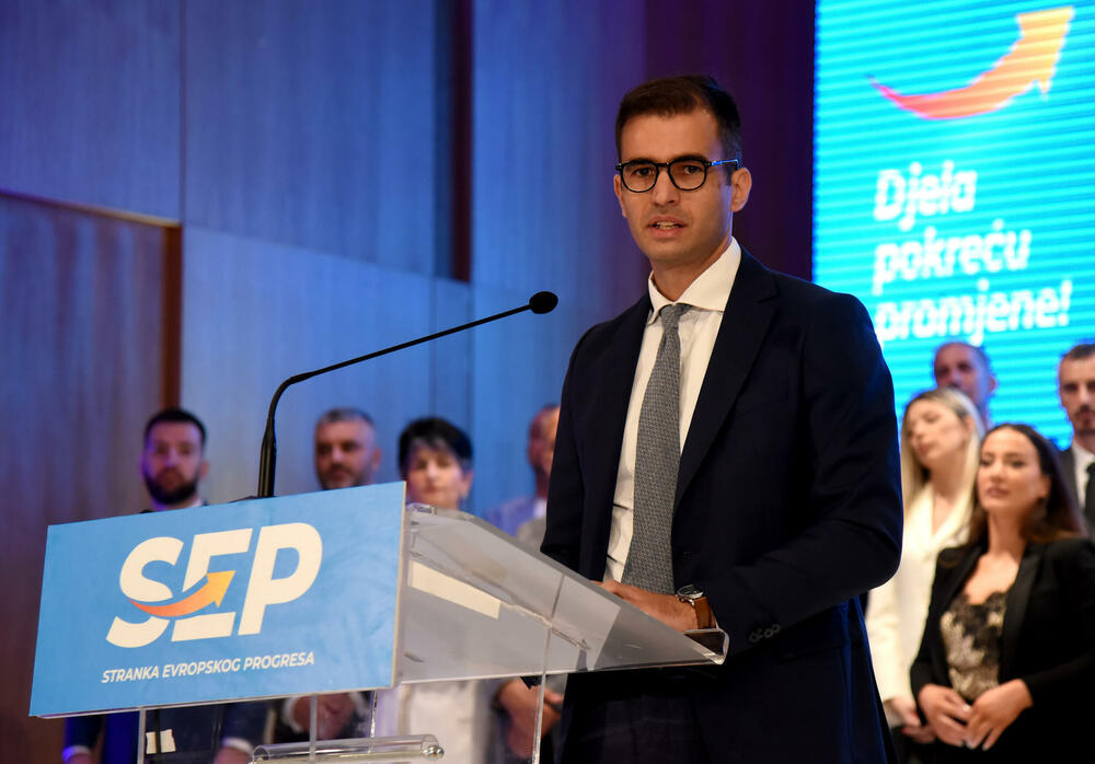 <p>Marković je novinarima rekao i da se sa bivšim liderom DPS-a Milom Đukanovićem nije vidio neko vrijeme, te da njih dvojica drugačije gledaju na ono što je potrebno Crnoj Gori</p>