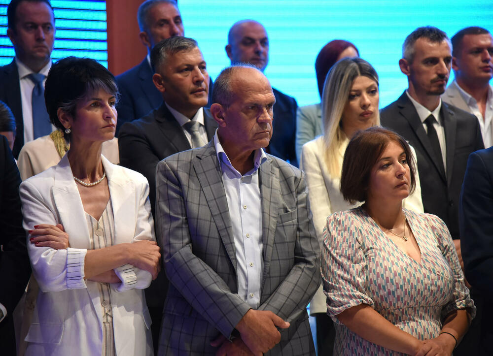 <p>Marković je novinarima rekao i da se sa bivšim liderom DPS-a Milom Đukanovićem nije vidio neko vrijeme, te da njih dvojica drugačije gledaju na ono što je potrebno Crnoj Gori</p>