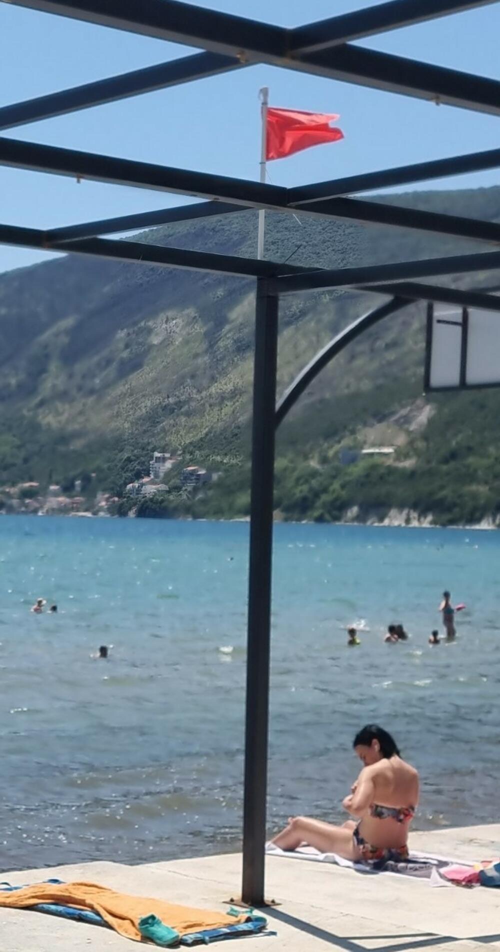 Crvena zastavica na plaži Instituta