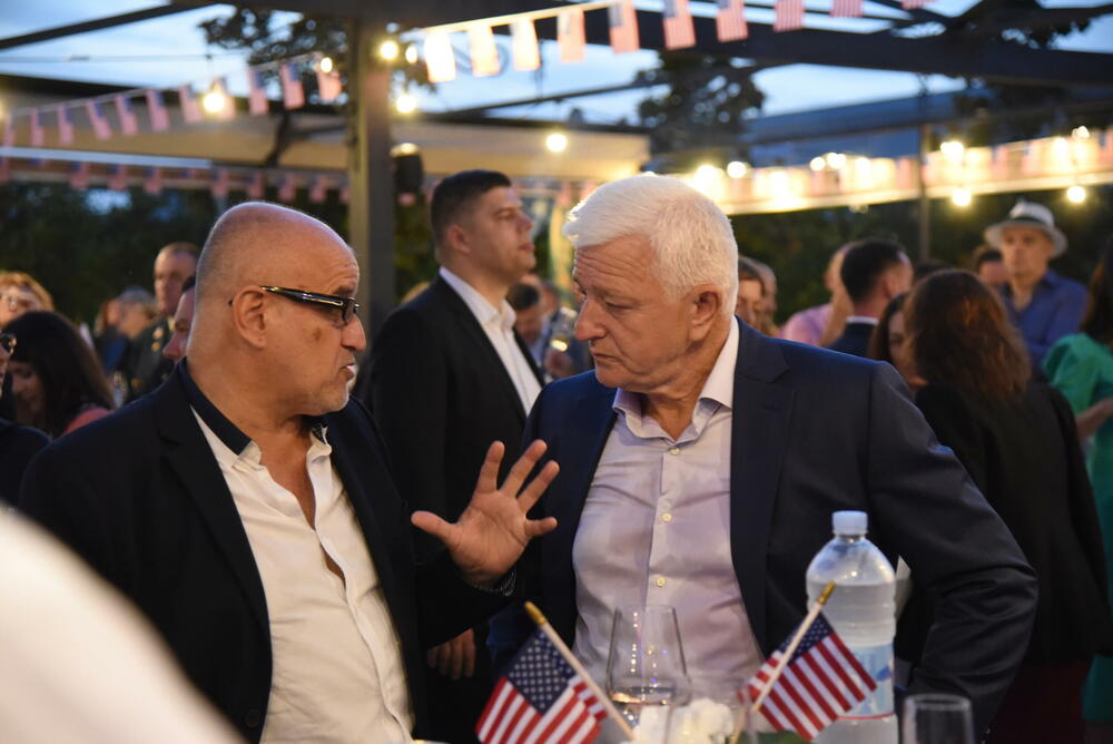 <p>Prisustvuju Spajić, ministri, VDT Milorad Marković, predstavnici NVO sektora</p>