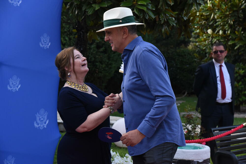 <p>Prisustvuju Spajić, ministri, VDT Milorad Marković, predstavnici NVO sektora</p>