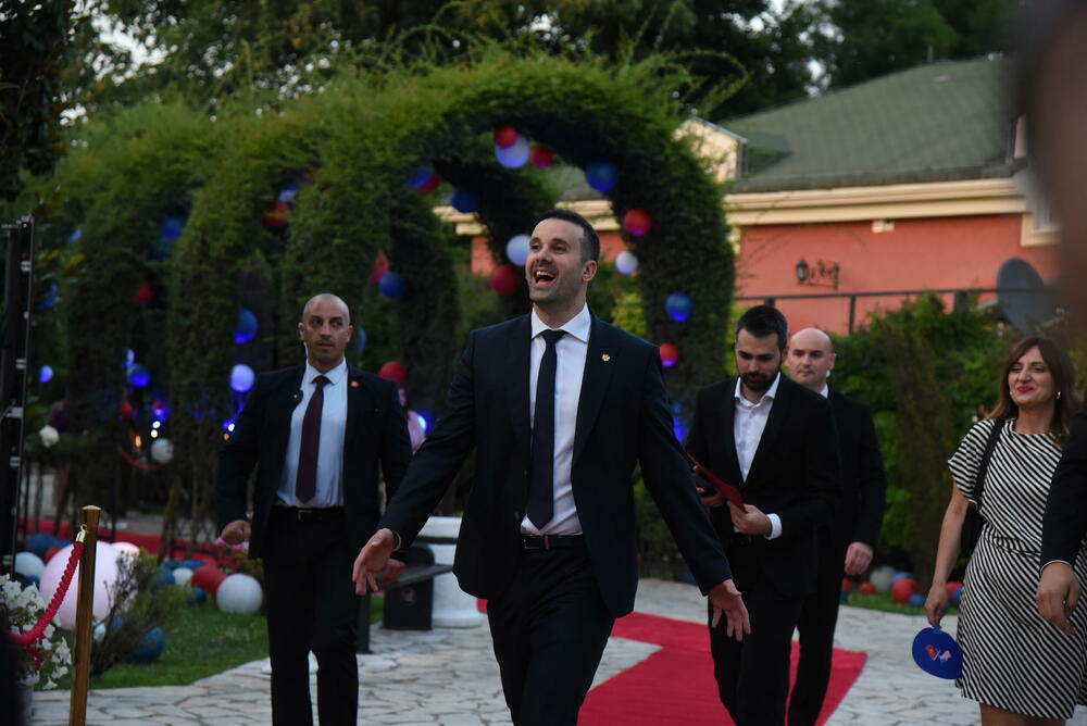 <p>Prisustvuju Spajić, ministri, VDT Milorad Marković, predstavnici NVO sektora</p>