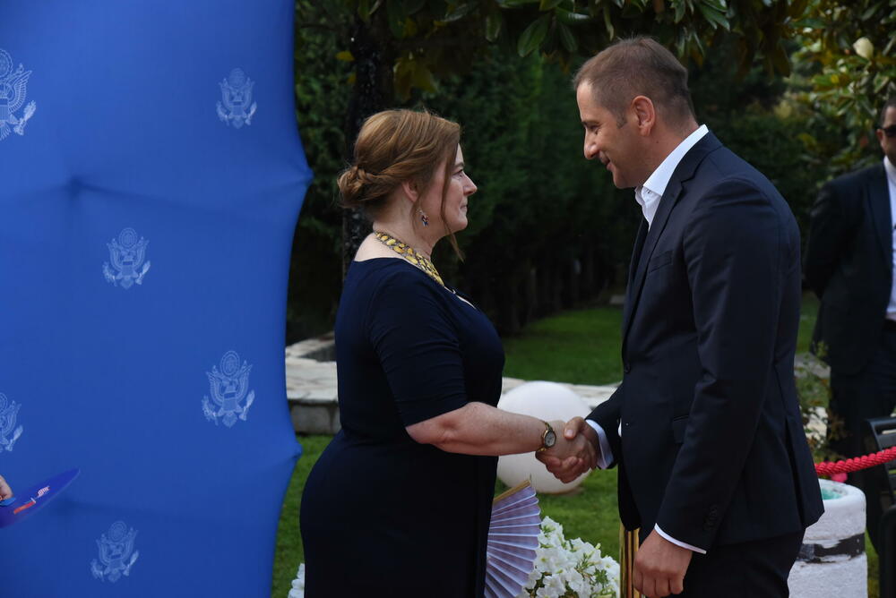 <p>Prisustvuju Spajić, ministri, VDT Milorad Marković, predstavnici NVO sektora</p>