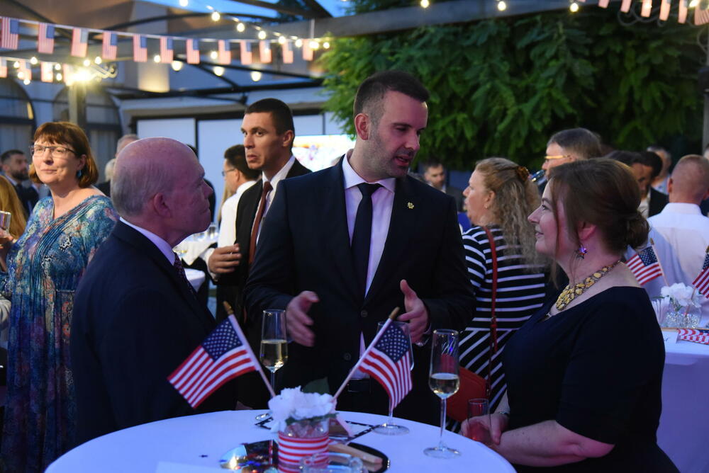 <p>Prisustvuju Spajić, ministri, VDT Milorad Marković, predstavnici NVO sektora</p>