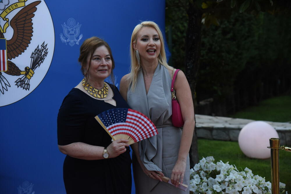 <p>Prisustvuju Spajić, ministri, VDT Milorad Marković, predstavnici NVO sektora</p>