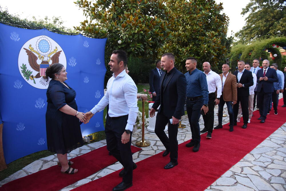 <p>Prisustvuju Spajić, ministri, VDT Milorad Marković, predstavnici NVO sektora</p>