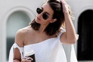 Za vrele ljetnje dane: Idealne kombinacije sa majicama bez ramena