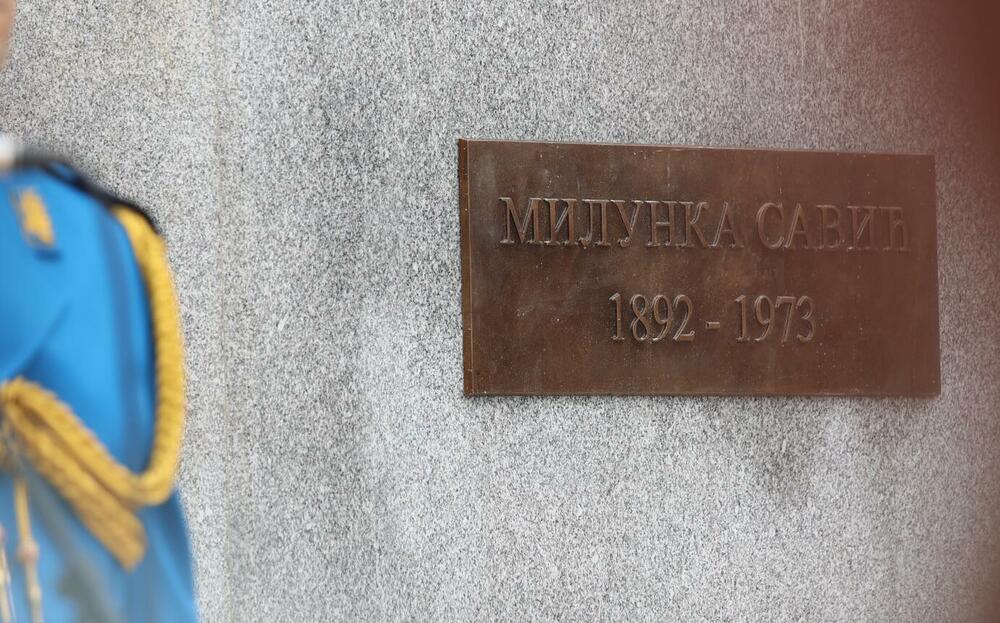 <p>Spomenik je otkriven uoči Vidovdana, dana kada se rodila, a njegovi autori su Zoran Ivanović i Jelena Atanasković</p>