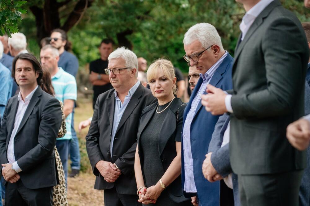 <p>Agencija Mediabiro prenosi da je pomen bivšem predsjedniku Crne Gore Momiru Bulatoviću održan u kučkom selu Raći. "Upravo zahvaljujući njegovoj pameti i dobroj procjeni Crna Gora je jedina od bivših jugoslovenskih republika gdje se nije odigrao građanski rat", poručio je predsjednik Skupštine Andrija Mandić</p>