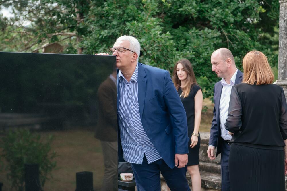 <p>Agencija Mediabiro prenosi da je pomen bivšem predsjedniku Crne Gore Momiru Bulatoviću održan u kučkom selu Raći. "Upravo zahvaljujući njegovoj pameti i dobroj procjeni Crna Gora je jedina od bivših jugoslovenskih republika gdje se nije odigrao građanski rat", poručio je predsjednik Skupštine Andrija Mandić</p>