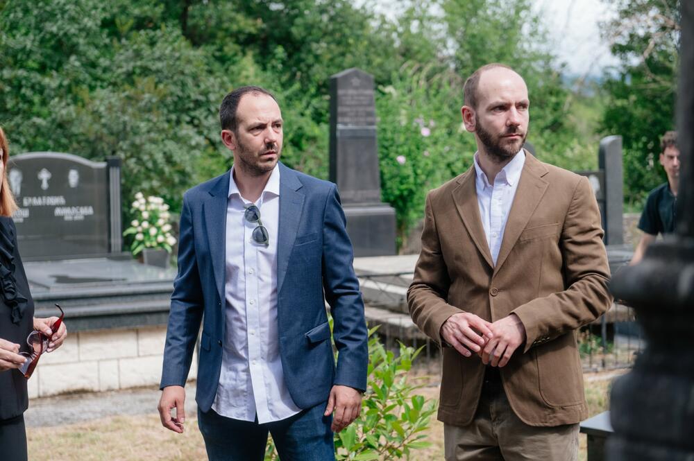 <p>Agencija Mediabiro prenosi da je pomen bivšem predsjedniku Crne Gore Momiru Bulatoviću održan u kučkom selu Raći. "Upravo zahvaljujući njegovoj pameti i dobroj procjeni Crna Gora je jedina od bivših jugoslovenskih republika gdje se nije odigrao građanski rat", poručio je predsjednik Skupštine Andrija Mandić</p>