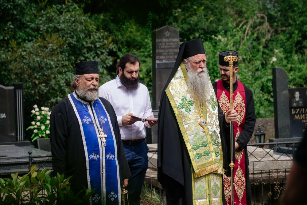 <p>Agencija Mediabiro prenosi da je pomen bivšem predsjedniku Crne Gore Momiru Bulatoviću održan u kučkom selu Raći. "Upravo zahvaljujući njegovoj pameti i dobroj procjeni Crna Gora je jedina od bivših jugoslovenskih republika gdje se nije odigrao građanski rat", poručio je predsjednik Skupštine Andrija Mandić</p>