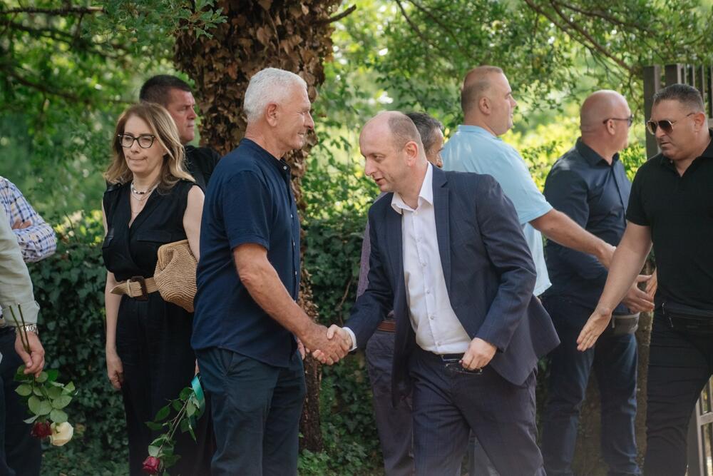 <p>Agencija Mediabiro prenosi da je pomen bivšem predsjedniku Crne Gore Momiru Bulatoviću održan u kučkom selu Raći. "Upravo zahvaljujući njegovoj pameti i dobroj procjeni Crna Gora je jedina od bivših jugoslovenskih republika gdje se nije odigrao građanski rat", poručio je predsjednik Skupštine Andrija Mandić</p>