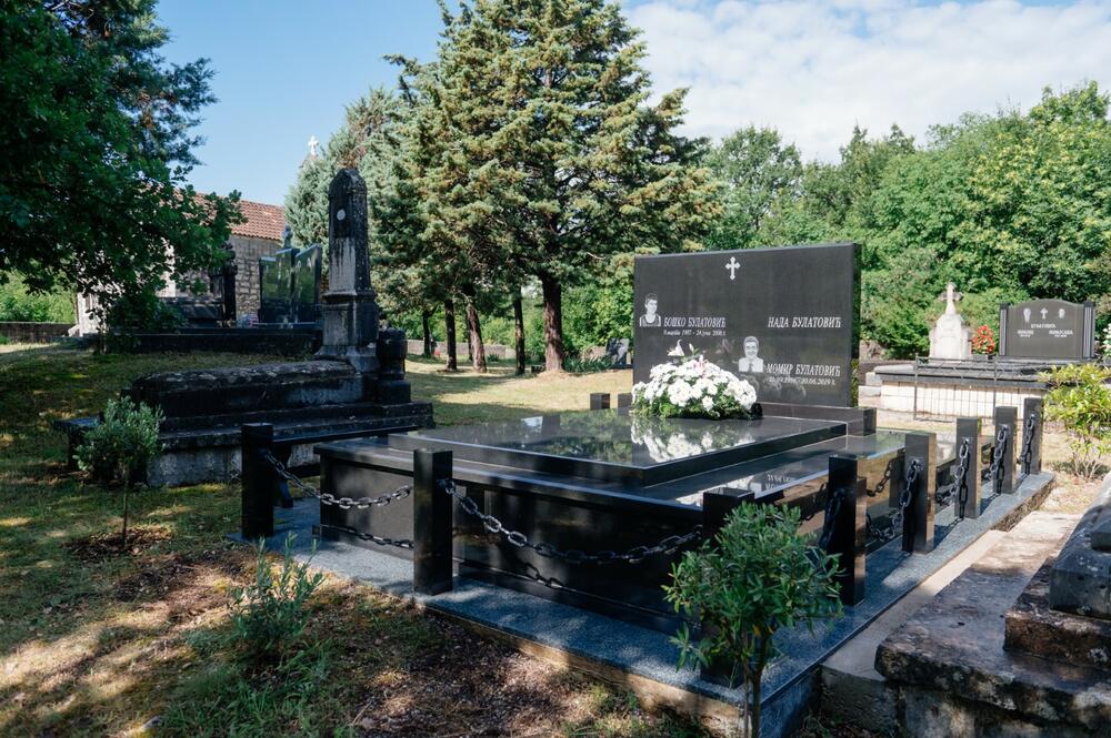 <p>Agencija Mediabiro prenosi da je pomen bivšem predsjedniku Crne Gore Momiru Bulatoviću održan u kučkom selu Raći. "Upravo zahvaljujući njegovoj pameti i dobroj procjeni Crna Gora je jedina od bivših jugoslovenskih republika gdje se nije odigrao građanski rat", poručio je predsjednik Skupštine Andrija Mandić</p>