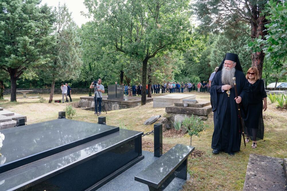 <p>Agencija Mediabiro prenosi da je pomen bivšem predsjedniku Crne Gore Momiru Bulatoviću održan u kučkom selu Raći. "Upravo zahvaljujući njegovoj pameti i dobroj procjeni Crna Gora je jedina od bivših jugoslovenskih republika gdje se nije odigrao građanski rat", poručio je predsjednik Skupštine Andrija Mandić</p>