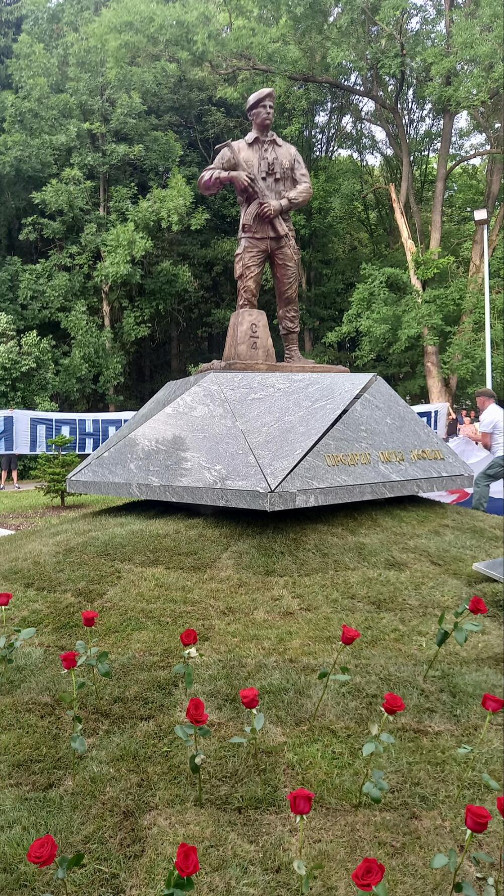 <p>Spomenik je postavljen na ulasku u gradski park Vodice, na jednoj od najatraktivnijih lokacija u gradu</p>