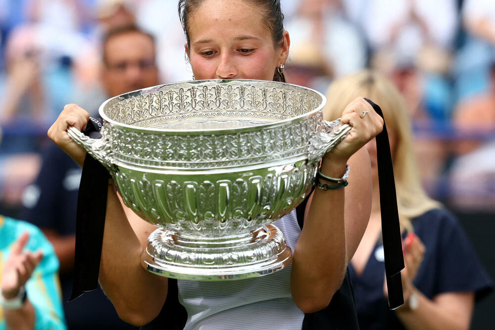 Darja je imala problema da se izbori sa ogromnim peharom starog turnira, Foto: REUTERS