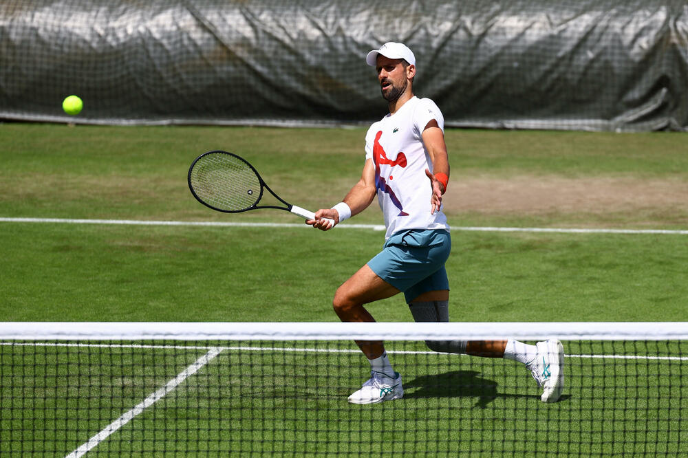 Đoković je danas trenirao i na travi Vimbldona, Foto: REUTERS