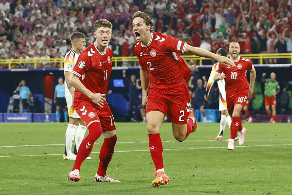 Momenat enormne sreće pokvarila je VAR linija preko palca lijeve noge..., Foto: REUTERS