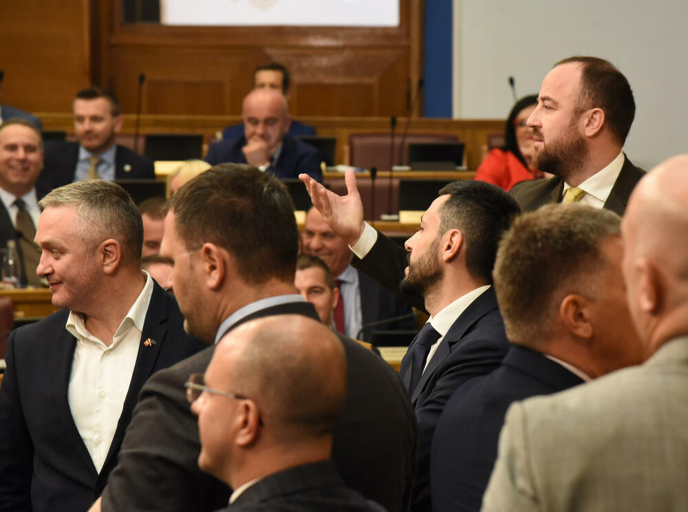 <p>Mandić je pokušao da održi Skupštinu, ali poslanici DPS-a ne dozvoljavaju</p>